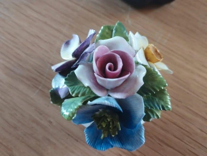 Vintage Coalport Bone China Flower Bouquet Cottage Figurine, Antiquités & Art, Antiquités | Porcelaine, Enlèvement