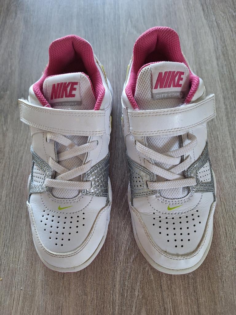 Nike sportschoenen maat 31,5, Kinderen en Baby's, Kinderkleding | Schoenen en Sokken, NIKE, Meisje, Sportschoenen, Ophalen of Verzenden
