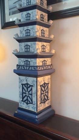A blue and white multi-storeyed tulip vase modelled as, Enlèvement ou Envoi, Comme neuf