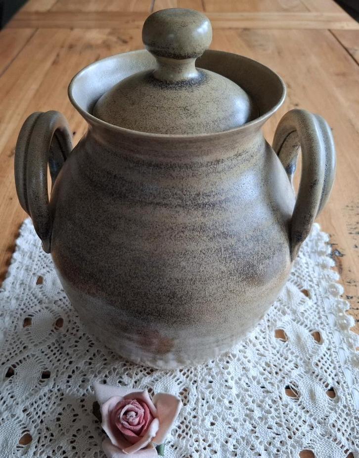Grote gres pot / kruik met prachtige grepen en deksel, Antiquités & Art, Enlèvement ou Envoi