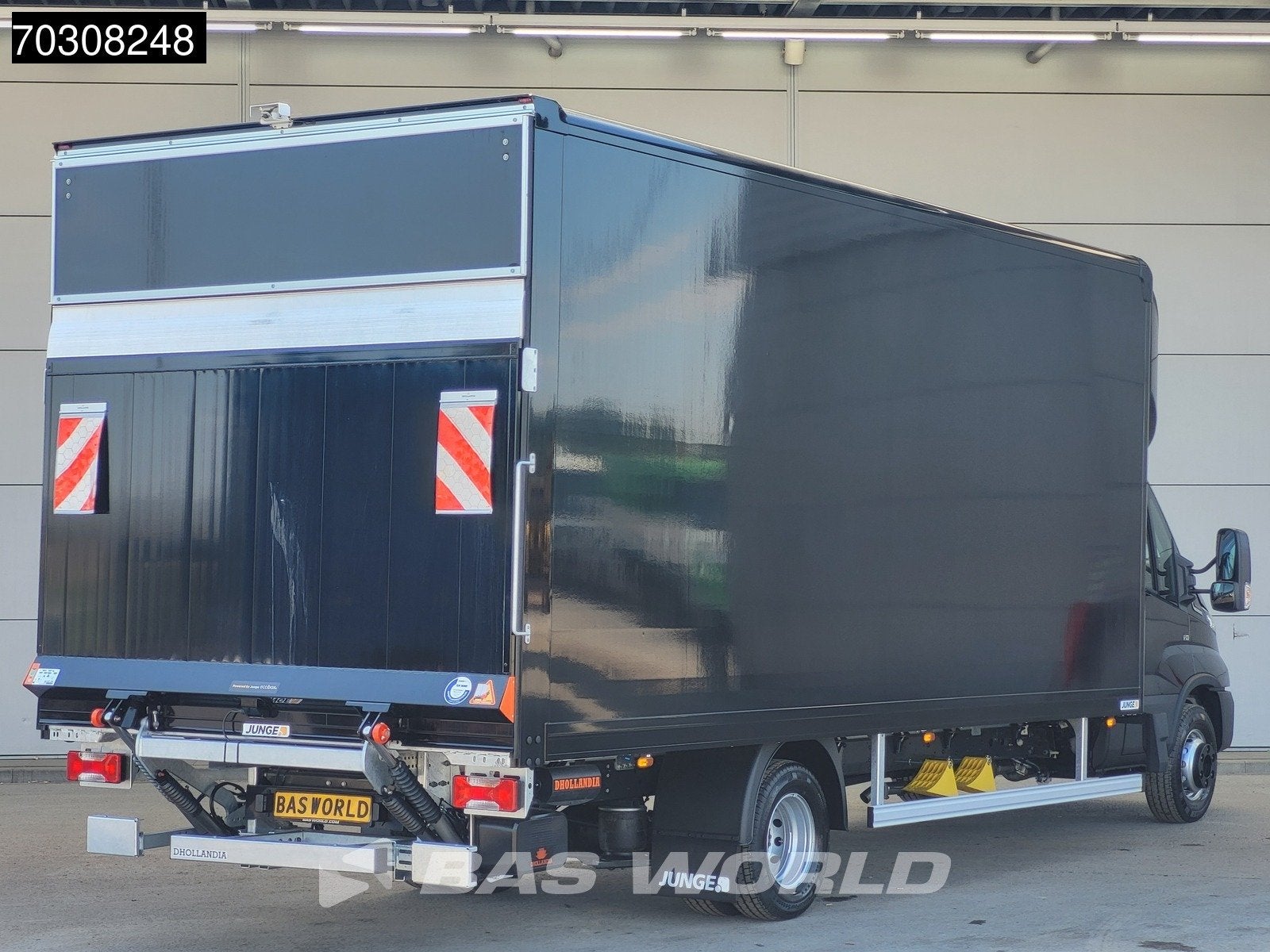 Iveco Daily 72C21 3.0L Automaat Laadklep Dubbellucht 210PK B, Auto's, Stof, Euro 6, Iveco, Zwart