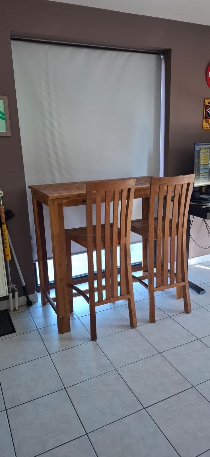 Table et 2 Chaises de bar, 90 cm ou plus, Avec repose-pieds, 2 tabourets, Comme neuf