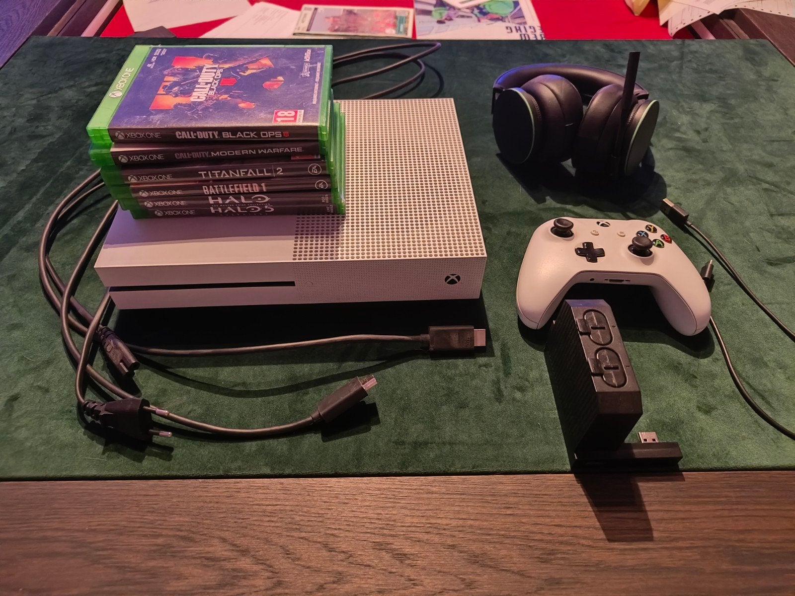 Xbox ones S + controller+ headset+ battery pack + games, Ophalen, Gebruikt