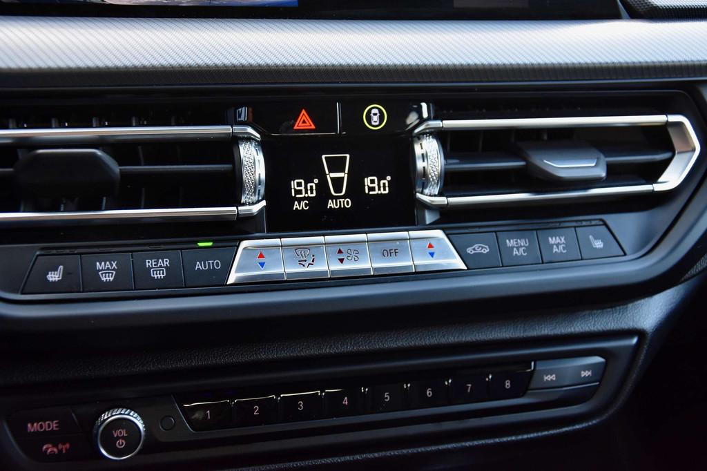 BMW 1 Serie 118 118iA M-Sport *CAMERA* M PACK (bj 2023), Gebruikt, 4 cilinders, 136 pk, Zwart