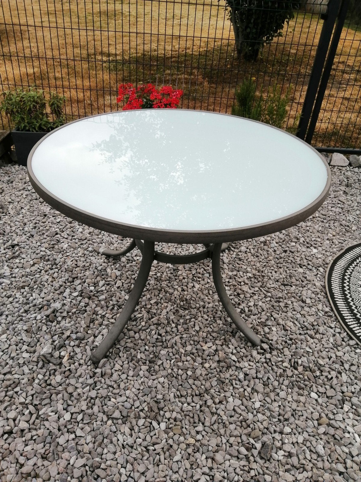 Table de jardin en verre, Enlèvement