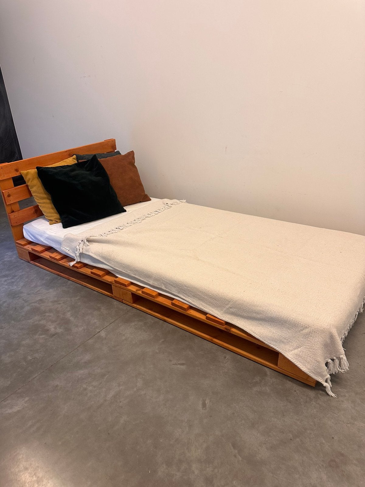 Pallet bed compleet met matras overtrek kussens en sierdeken, Ophalen, Zo goed als nieuw