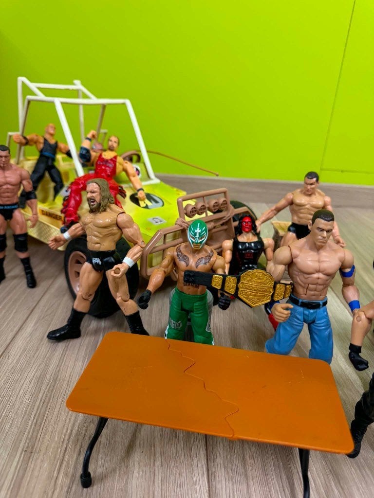 WWE actiefiguren plus auto, Enfants & Bébés, Jouets | Figurines, Enlèvement, Comme neuf