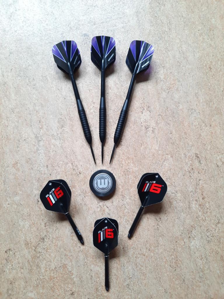 Setje splinternieuwe Winmau dartpijlen met toebehoren - 24g, Sport en Fitness, Darts, Ophalen, Nieuw, Pijlen