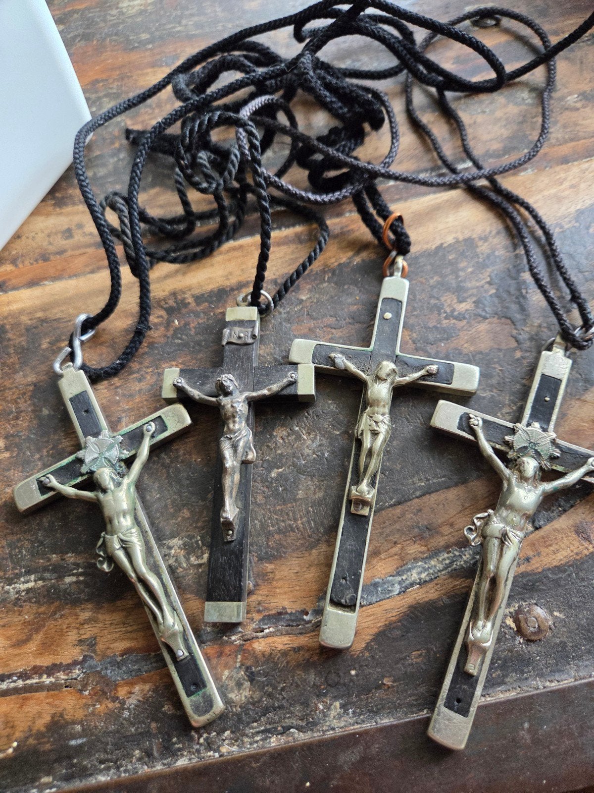 Lot de 4 crucifixs/croix anciens. Vieux., Enlèvement ou Envoi, Bijoux, Christianisme | Catholique
