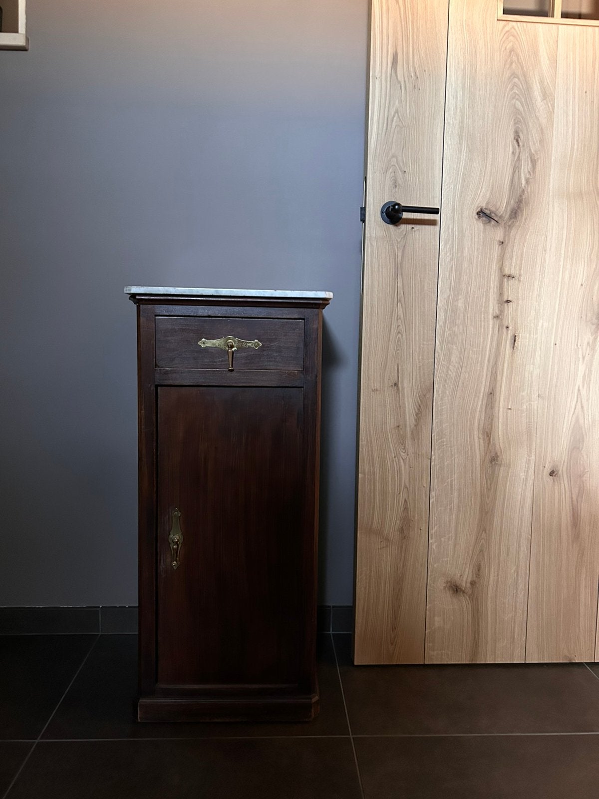 Vintage houten kastje / smalle antieke kast – donker hout, Enlèvement, Utilisé, Vintage