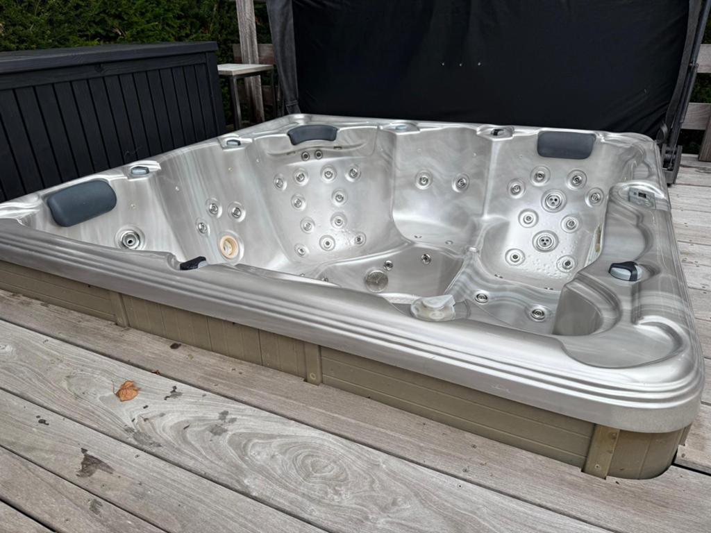 Jaccuzzi in zeer goede staat, Jardin & Terrasse, Bains à remous et Spas, Utilisé, Fixé, Couverture, Filtre, Pompe, Enlèvement