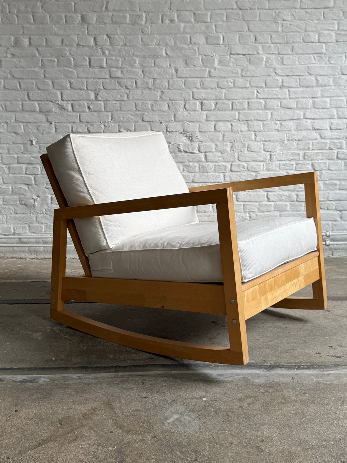 IKEA LILLBERG schommelstoel met witte kussens, Enlèvement, Comme neuf