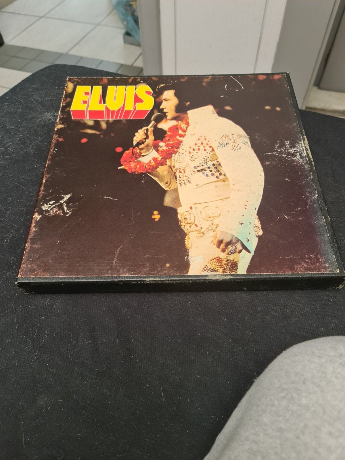 E Presley, Enlèvement