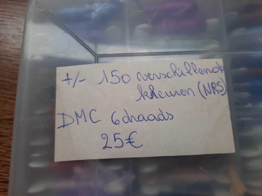 +/- 150 cartes de fil à broder DMC - Différentes couleurs, Enlèvement ou Envoi, Neuf, Broderies à la main, Fil à broder ou Soie