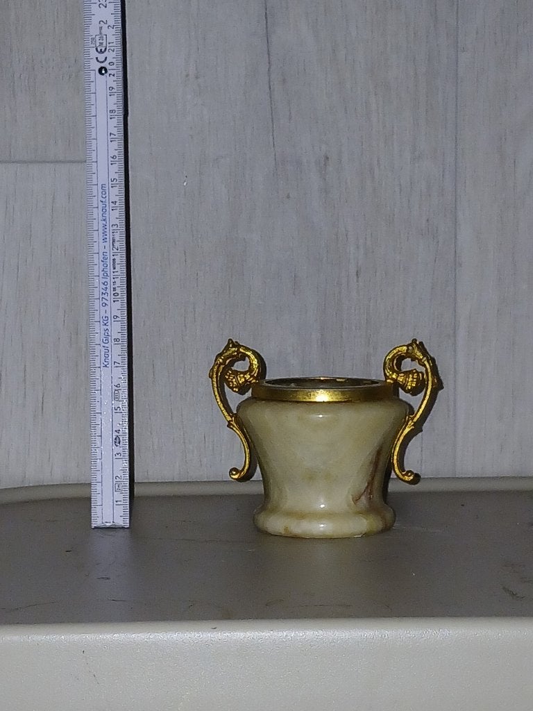De kleine decoratieve vaas in marmer met gouden handvatten, Enlèvement ou Envoi
