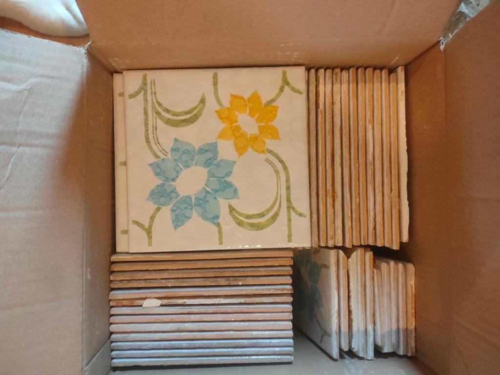 Wandtegel met bloemenpatroon uit de jaren 70 of 80, Doe-het-zelf en Bouw, Tegels, Gebruikt, Wandtegels, Overige materialen, Minder dan 20 cm