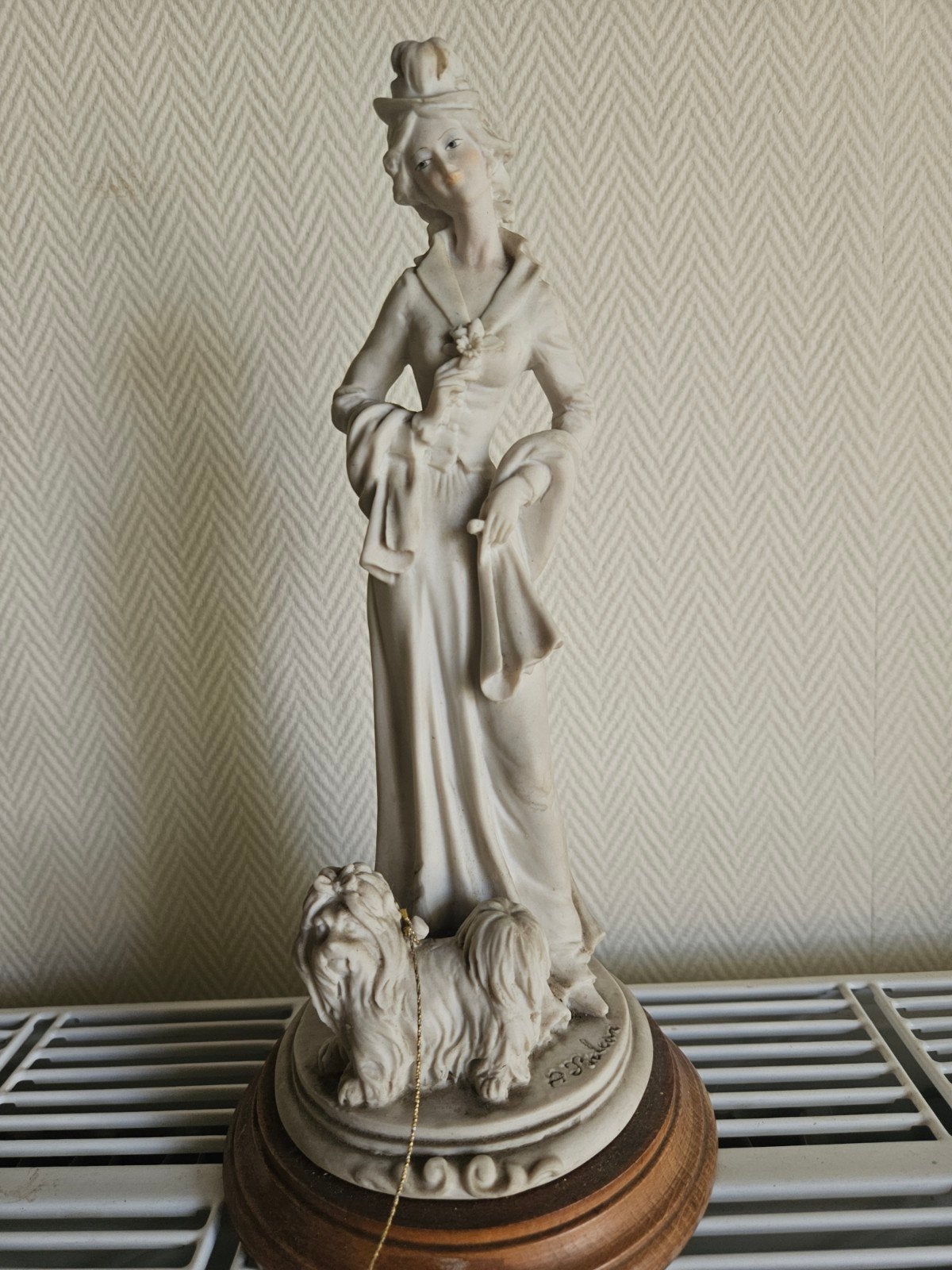 Auro Belcari beeld - Dame met hond, Enlèvement