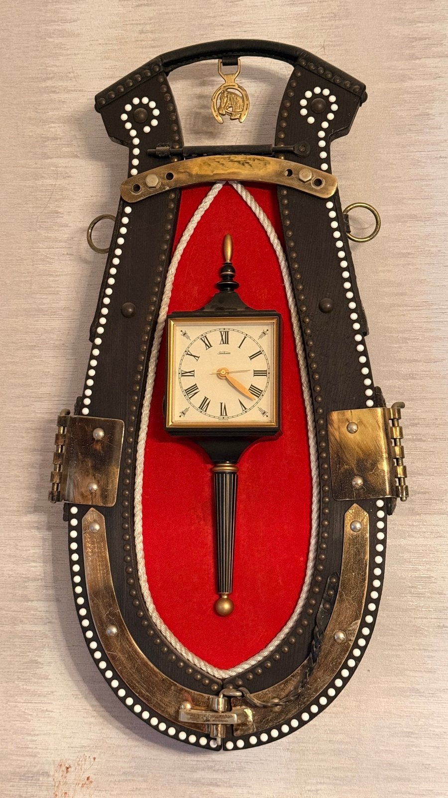 Wandklok in paarden gareel, Ophalen, Bruin, Antiek, Analoog