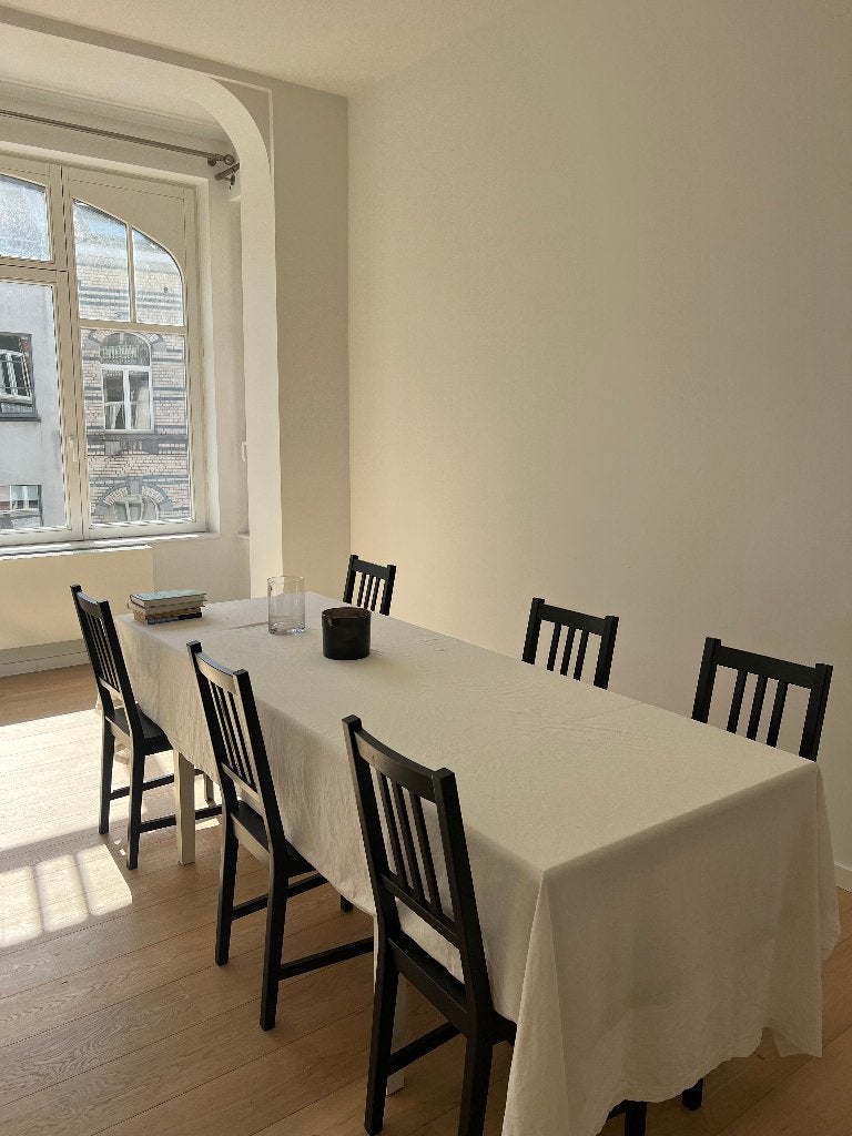 Six chaises et une grande table à manger, Enlèvement