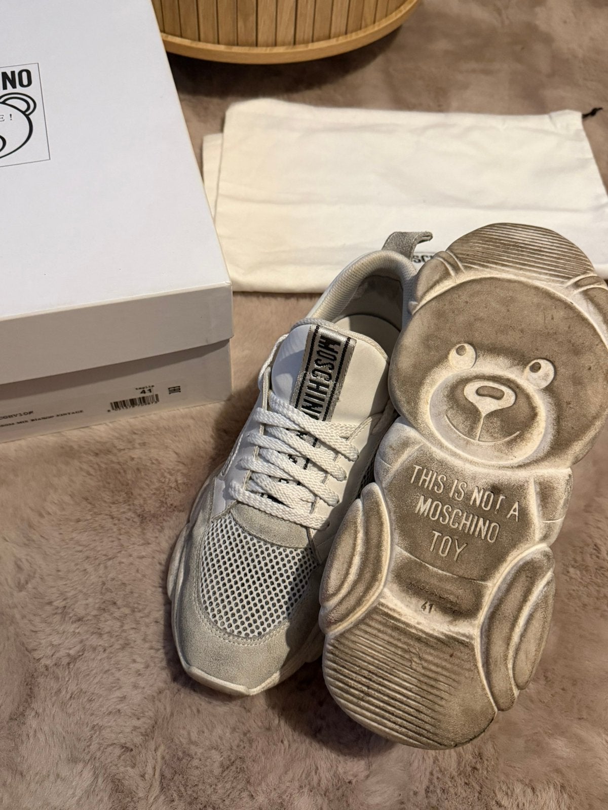 Moschino Sneakers Teddy Bear blanches vintage effet usé T41, Enlèvement, Comme neuf, Blanc, Baskets