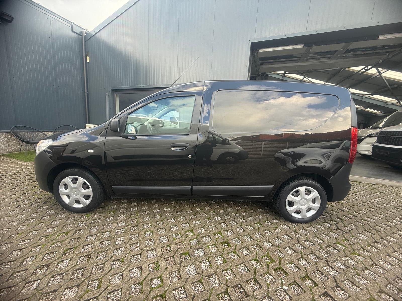 Dacia Dokker, Auto's, https://public.car-pass.be/vhr/77583cb0-afe1-4b62-88e3-9bfb2b63e3d3, Euro 6, 4 cilinders, Zwart