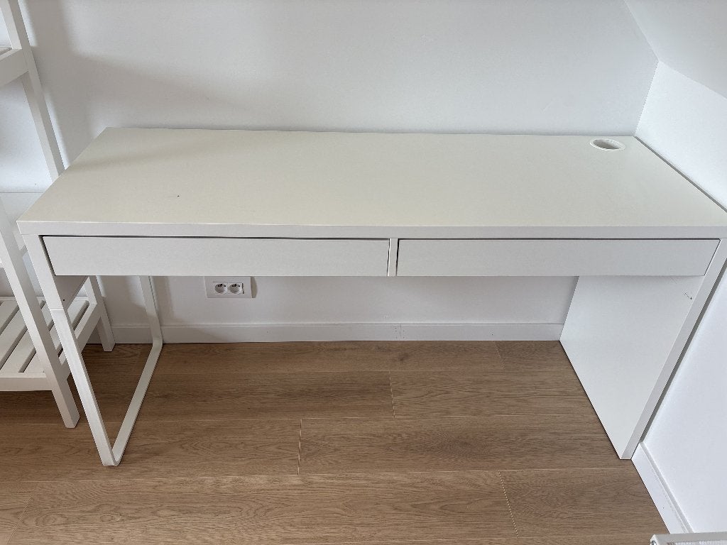 Micke Ikea witte bureau, Huis en Inrichting, Bureaus, Gebruikt, Schoolbureau, IKEA, Modern, Overige materialen, Wit, Kabelgoot