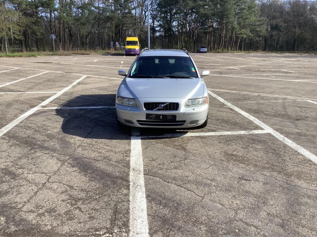 Volvo v70 benzine, Autos, Volvo, Capteur de stationnement, Argent ou Gris, Achat, 2400 cm³