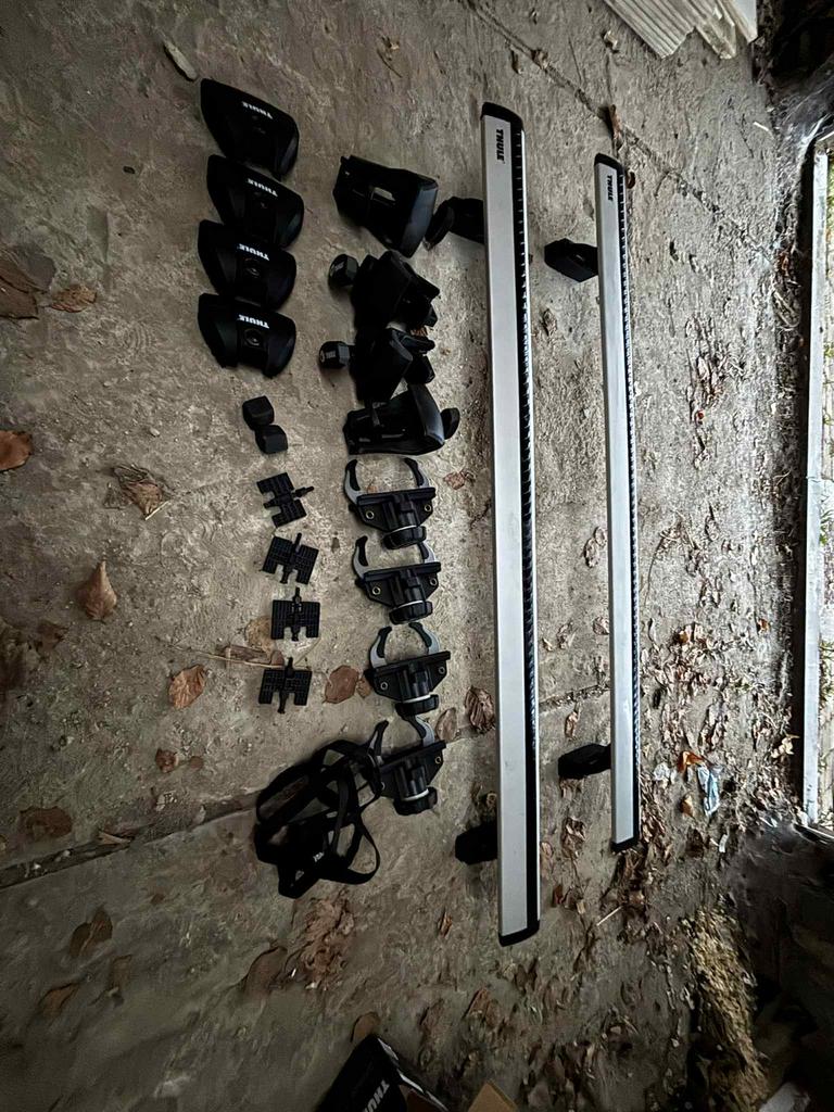 Barre de toit thule + attaches de fixation, Auto diversen, Dakdragers, Ophalen, Zo goed als nieuw