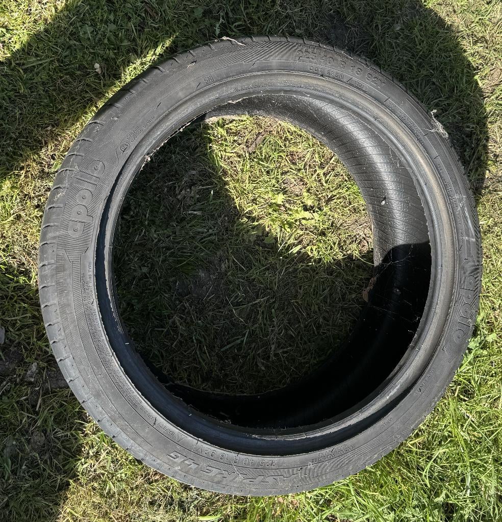 2 autobanden 225/40 R18, Auto-onderdelen, Banden en Velgen, Ophalen, 18 inch, Gebruikt, Band(en)