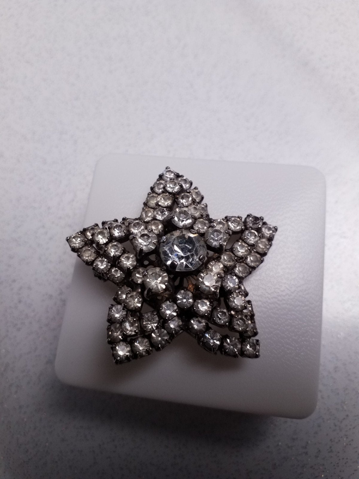 Broche vintage en argent dimension 4 centimetres, Handtassen en Accessoires, Broches, Ophalen, Zilver, Zilver