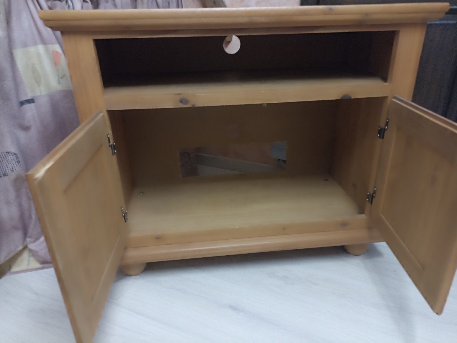 Petit meuble TV
Longueur 90 cm
Profondeur 43 cm 
Hauteur 77, 25 à 50 cm, Moins de 100 cm, Enlèvement, Utilisé