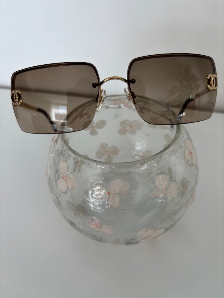 zonnebril Chanel, Bijoux, Sacs & Beauté, Lunettes de Soleil & Lunettes | Femmes, Autres marques, Enlèvement ou Envoi, Autres couleurs