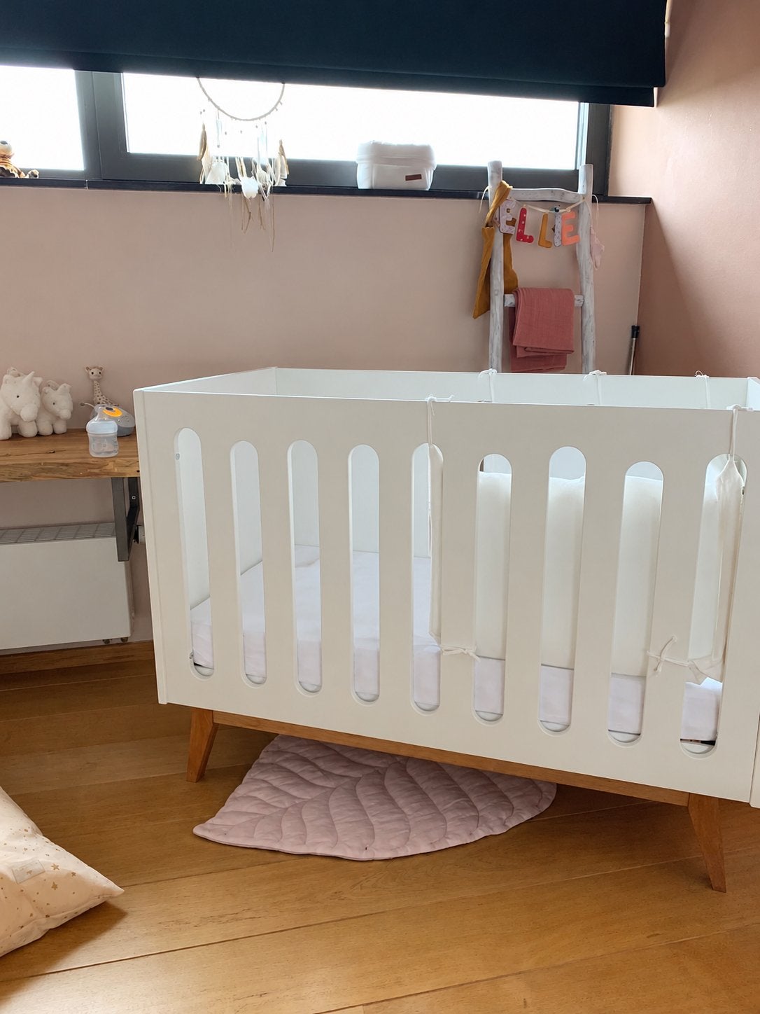 Lit bébé à barreaux larges QUAX Bois blanc + Matelas, Enfants & Bébés, Enlèvement, Comme neuf, Lit