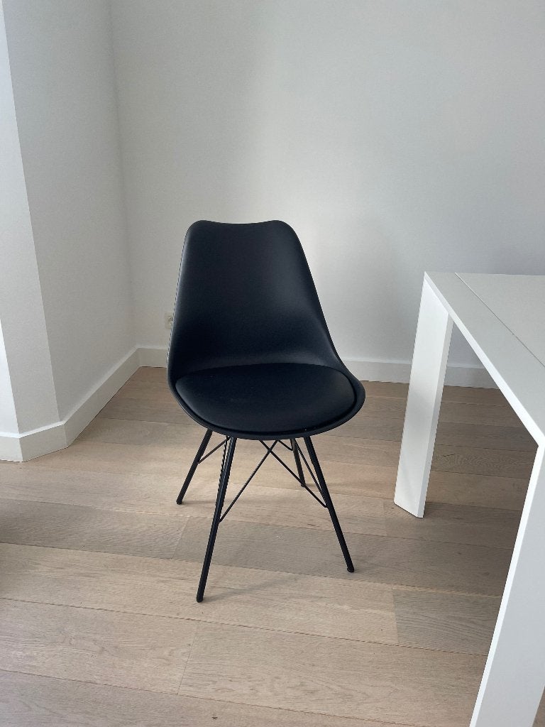 6 Chaises modèle EAMES, Maison & Meubles, Chaises, Comme neuf, Enlèvement, Cinq, Six Chaises ou plus, Autres matériaux