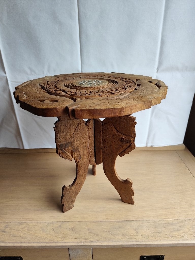 Indiase rozenhouten bijzettafel met snijwerk en inlegwerk, Ophalen