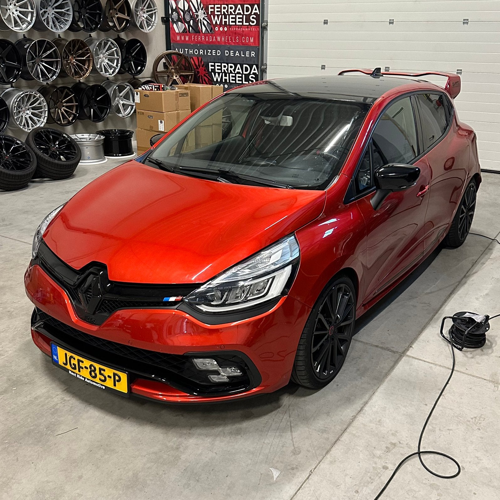 Renault clio trophy akrapovic edition full option top staat, Autos, Euro 5, 6 portes, Entretenue par le concessionnaire, Noir