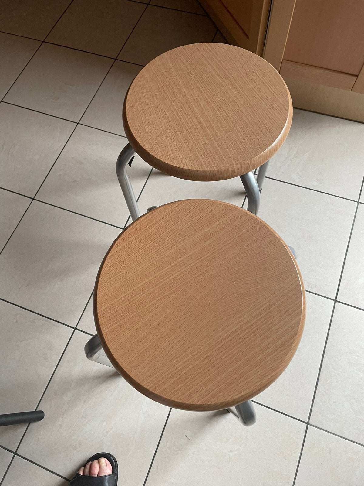 Deux nouveaux tabourets, Enlèvement, Neuf