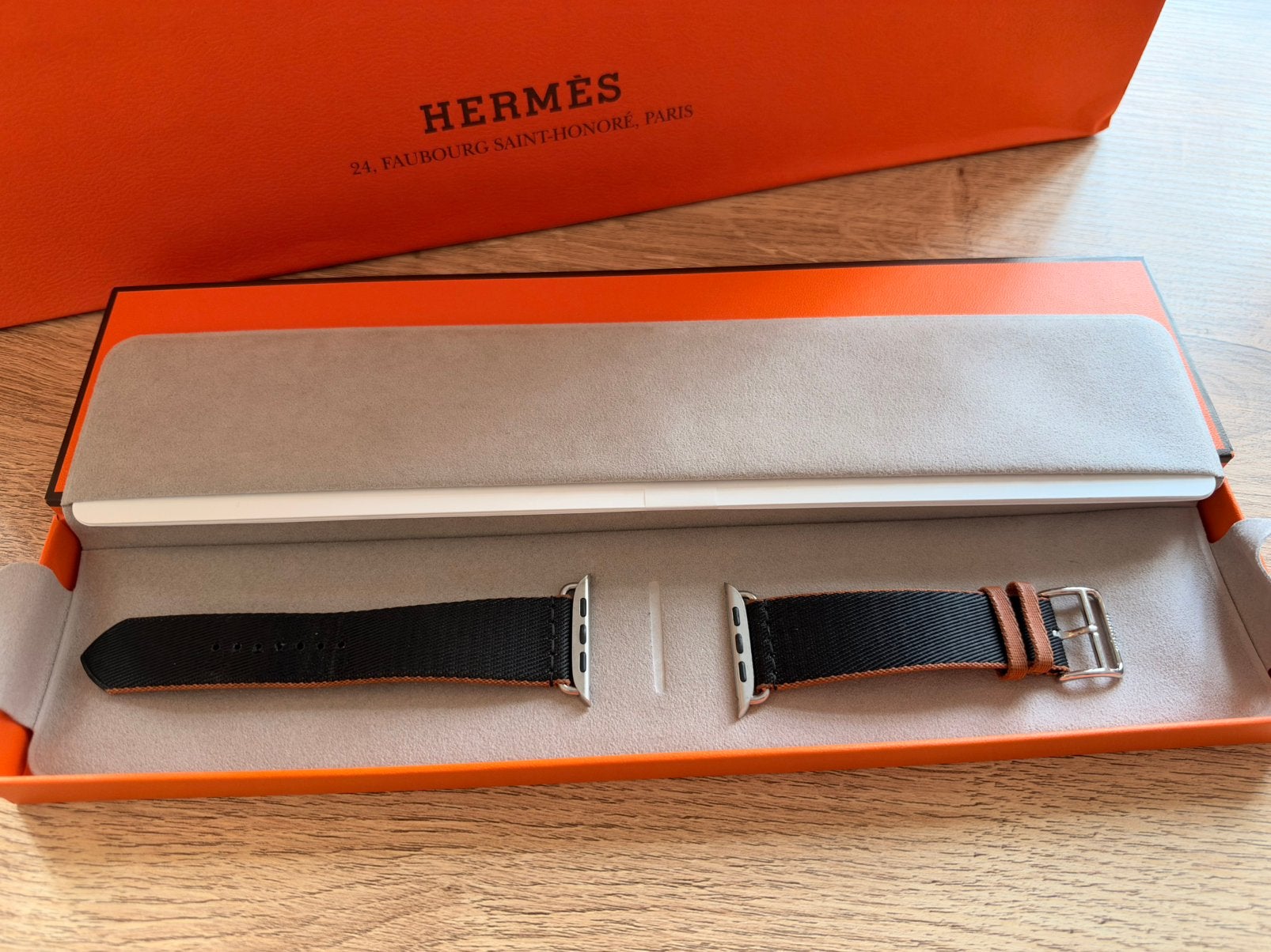 Bracelet Hermès Apple Watch – Noir bordure brune, Enlèvement ou Envoi, État, Comme neuf, Noir