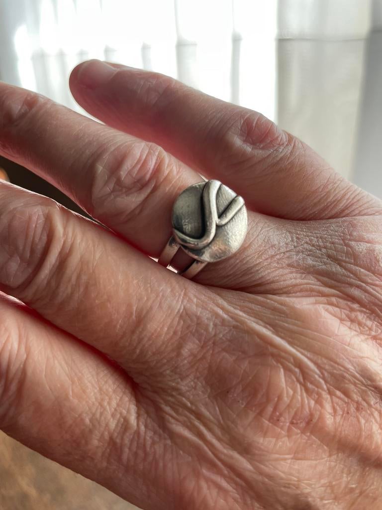 Zilveren ring met ronde bovenzijde met gebogen lijnen., Ophalen of Verzenden, Zo goed als nieuw