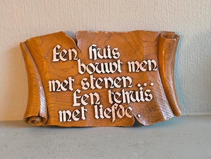 Gipsen (houtlook) wandbord, 'thuis...', Ophalen of Verzenden