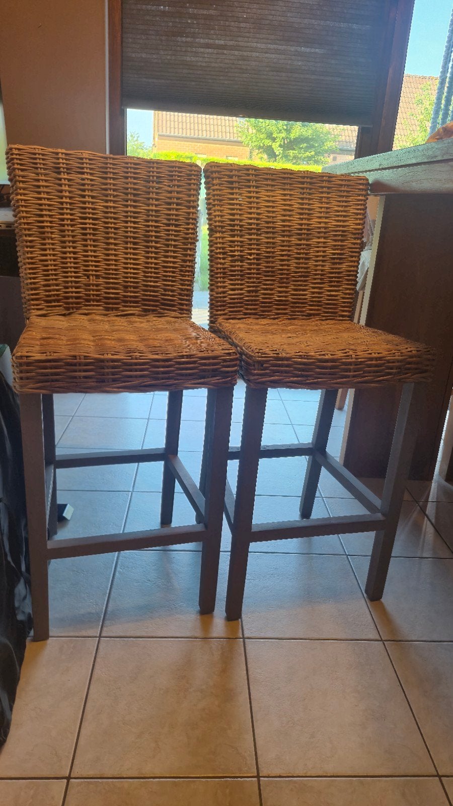 2 hoge stoelen van rotan en hout voor bar of hoge tafel, Ophalen, Gebruikt, Met voetsteun, 90 cm of meer