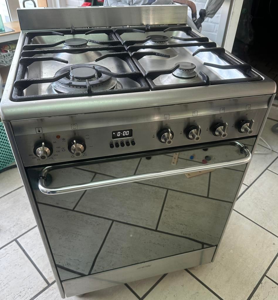Poêle à gaz de luxe Smeg à vendre en très bon état, Gaz, Classe énergétique A ou plus économe, Gril, 4 zones de cuisson