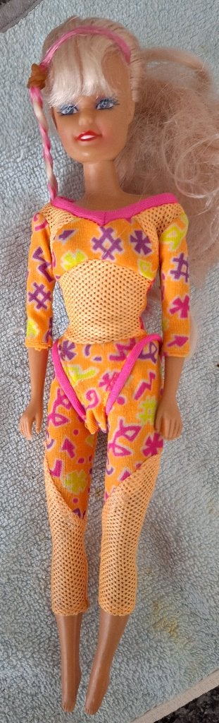barbie inoranje broekpak, Kinderen en Baby's, Ophalen of Verzenden, Zo goed als nieuw, Barbie