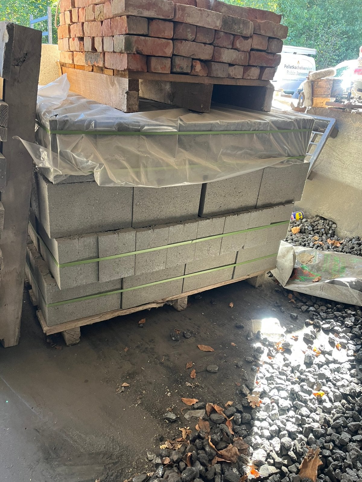 Betonblokken hol 29x14x19 volledig pallet, Ophalen, Zo goed als nieuw