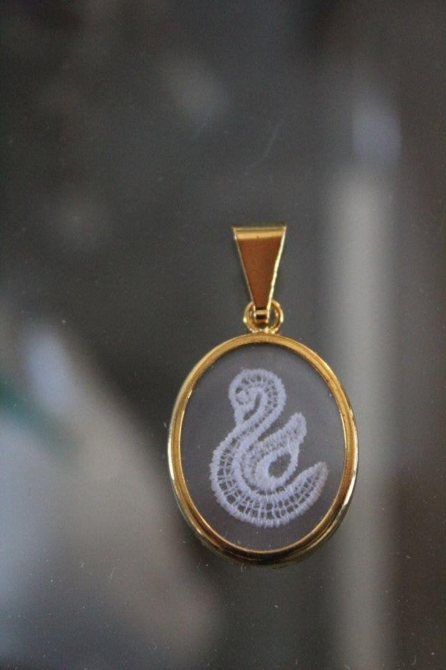Verguld pendatief Zwaan in Brugse kant., Antiek en Kunst, Ophalen of Verzenden
