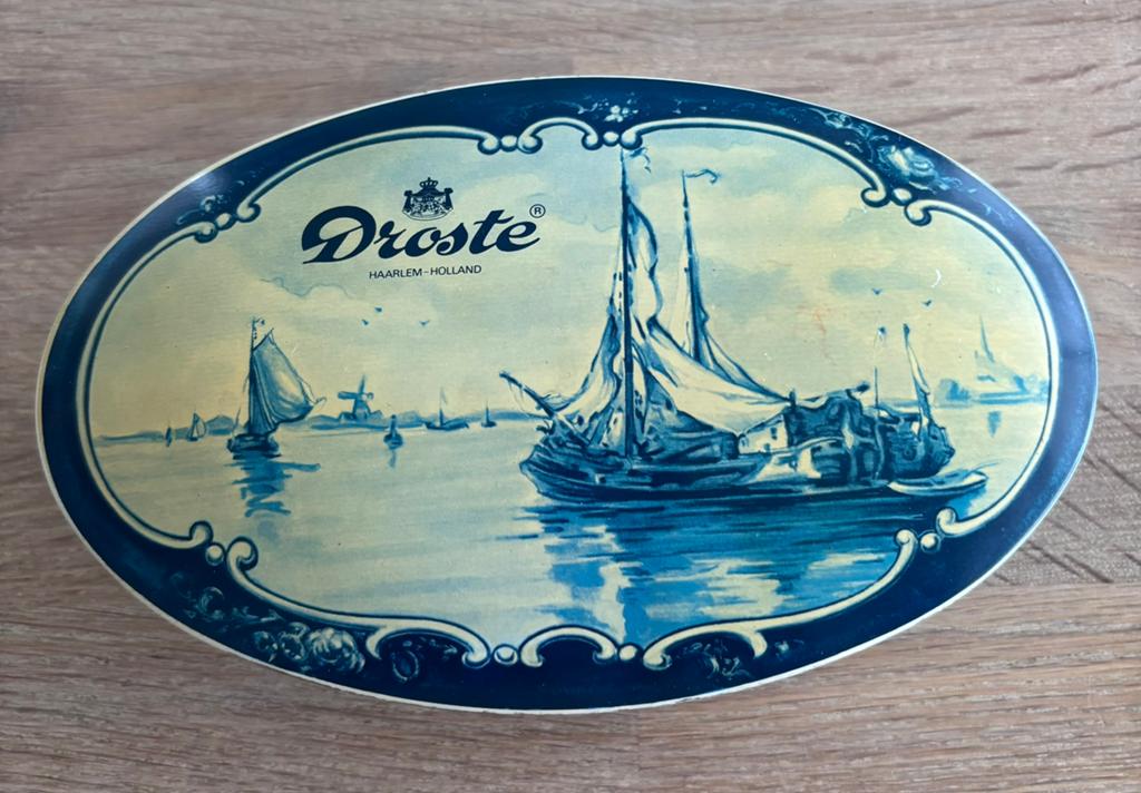 Vintage Droste Blik  Delfts Blauw Motief met Schepen, Verzamelen, Blikken, Gebruikt, Overige, Droste, Verzenden