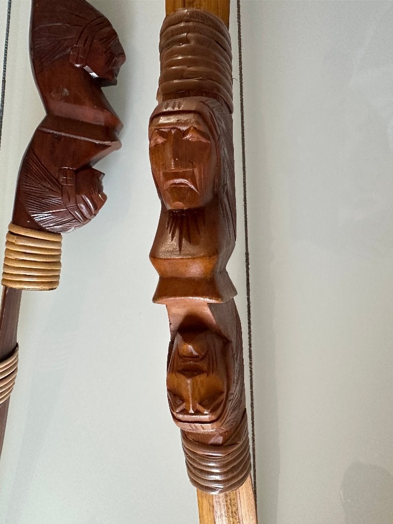 2 oude bogen met indianen kop, Ophalen