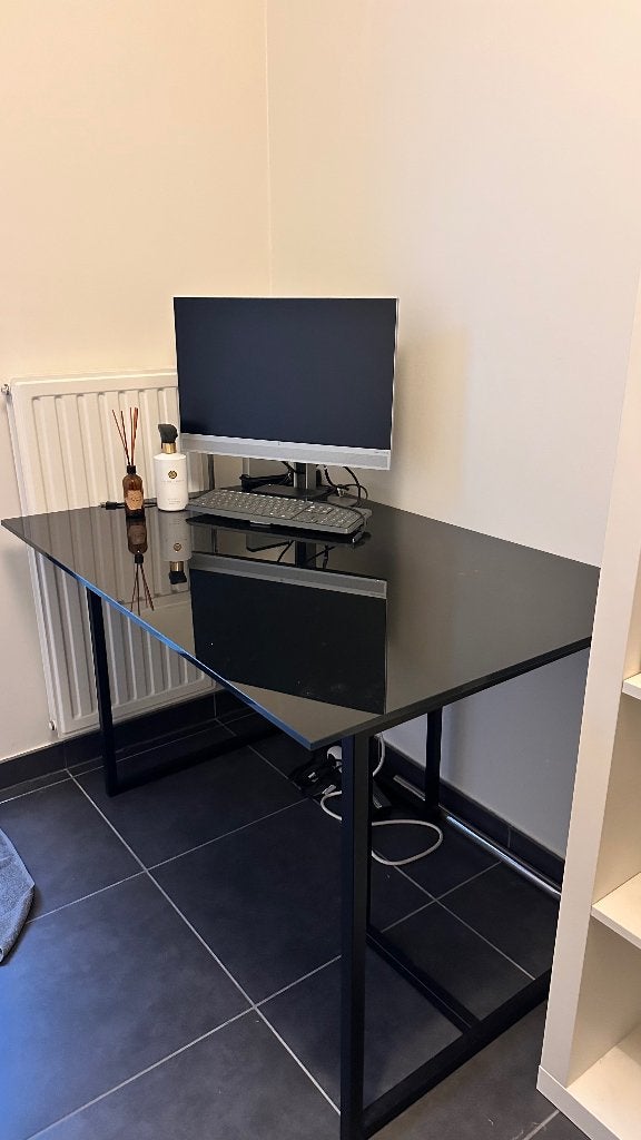 Modern bureau met zwart glazen blad en metalen onderstel, Bureau d'ordinateur, 120 cm, Utilisé, Démontable