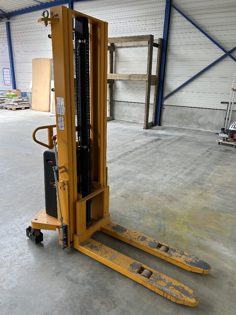 Gerbeur semi-électrique LENAERTS BLOMMAERT, Enlèvement, Utilisé