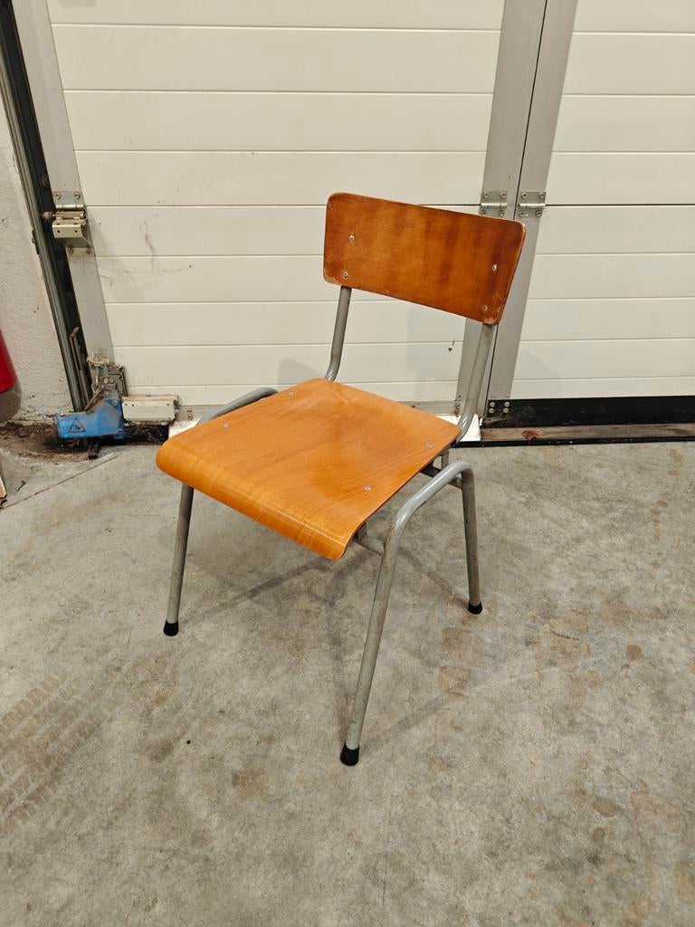 1 chaise d'école ancienne, Enlèvement